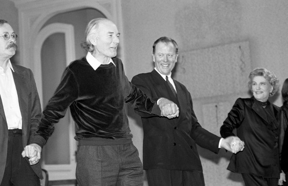 Thomas Bernhard beim Schlussapplaus der Uraufführung von Heldenplatz am 4.11.1988 im Wiener Burgtheater. V.l.n.r.: Karl-Ernst Herrmann, Thomas Bernhard, Claus Peymann, Marianne Hoppe. ©picture alliance/APA/picturedesk.com